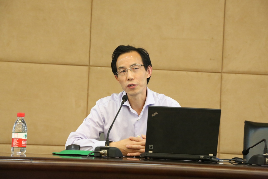 赖廷谦作报告